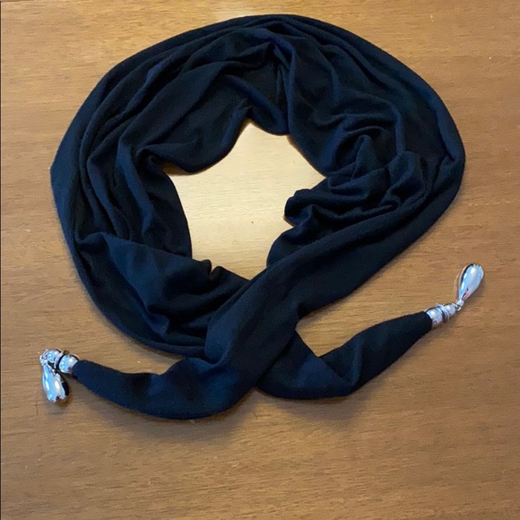 Scarf with silver accents - Picture 4 of 8